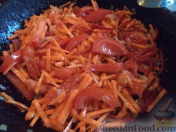 Овощной плов: Разогреть сковороду, налить масло. Выложить в горячее масло лук, нарезанные соломкой морковь, перец и помидоры. Обжарить овощи, помешивая, на среднем огне 5-7 минут.