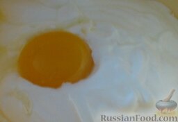 Сдобное тесто на сметане (для пирожков и ватрушек): Затем положить соль, сахар, сметану, отбить яйца.