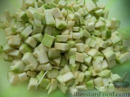 Рагу из кабачков: Как приготовить рагу из кабачков:    Подготовить овощи. Почистить, помыть, нарезать кубиками кабачок.