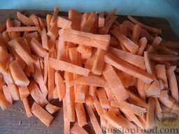 Рагу из кабачков: Почистить, помыть, нарезать морковь соломкой.