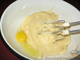 Профитроли (заварные пирожные): Яйца добавляйте в тесто по одному, каждый раз хорошо перемешивая массу.   Как ни странно, но по опыту - перемешивание миксером почему-то вредит качеству заварного теста, а если мешать ложкой - и консистенция лучше, и поднимается при выпечке выше.