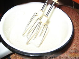 Профитроли (заварные пирожные): Чтобы приготовить крем для заварного пирожного, сперва взбейте яйцо с сахаром.