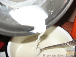 Профитроли (заварные пирожные): Помешивая, аккуратно влейте вскипевшее молоко тонкой струйкой в яично-сахарную массу. Дальше - кто-то пишет не кипятить, но меня всегда смущают сырые яйца, поэтому яично-молочную массу кипячу, на качество крема это никак не влияет.