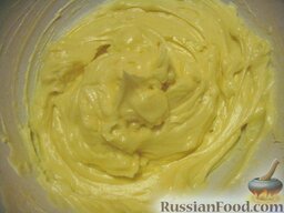 Профитроли (заварные пирожные): После взбивания масла с яичной-молочной смесью крем должен быть однородным, гладким, густым.
