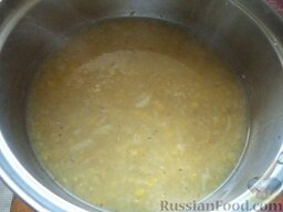 Суп из чечевицы с гренками: Чечевицу выложить в кастрюлю, залить холодной водой, поставить на огонь, довести до кипения (пену собрать). Чечевицу отварить до готовности на небольшом огне (около 20-25 минут), посолить.