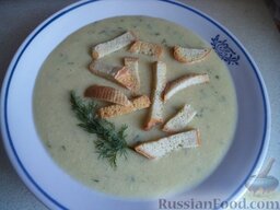 Суп из чечевицы с гренками: Подать суп с мелко нарезанными гренками. При подаче в суп из чечевицы с гренками всыпать рубленую зелень.   Приятного аппетита!