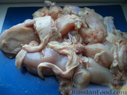 Курица в сметанном соусе: Курицу разрезать на порции, посолить.