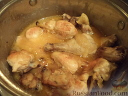 Курица в сметанном соусе: Курица в сметанном соусе готова. Подавать с любимым гарниром.  Приятного аппетита!