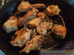 Курица в сметанном соусе: Разогреть сковороду, налить 1 ст. ложку масла. В горячее масло выложить курицу. Курицу тушить в собственном соку (можно с маслом) до золотистого цвета на среднем огне, периодически помешивая, около 10-15 минут.