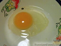 Ромштекс из говядины: Взбить яйцо с молоком.