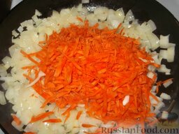 Пирог с капустой: Добавьте морковь, перемешайте, жарьте еще 5 минут.