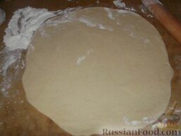Пирог с капустой: Раскатайте две лепешки толщиной примерно 0,7 см.