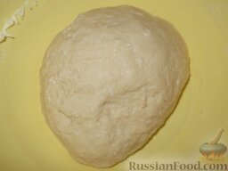 Пирог с капустой: Подсыпая понемногу просеянную оставшуюся муку, тщательно вымесите тесто.