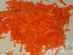 Пирог с капустой: Очистите морковь, нашинкуйте острым ножом соломкой.