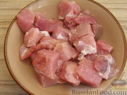 Гуляш из свинины со сметаной: Как приготовить гуляш со сметаной:    Свинину нарезать кубиками со стороной примерно 3 см (20 г), посыпать солью (0,5 ч. ложки).