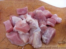 Рагу из свинины: Как приготовить рагу из свинины с овощами:    Перед тем, как приготовить рагу из свинины, грудинку следует разрубить на кусочки.
