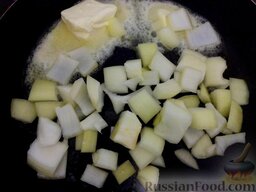 Рагу из свинины: Овощи обжарить на маргарине. Для этого на разогретой сковороде растопить маргарин. Добавить лук, обжарить в течении 1 минуты на среднем огне, помешивая.