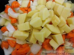 Рагу из свинины: К луку добавить морковь и картофель. Обжарить в течении 15 минут до полуготовности, помешивая.