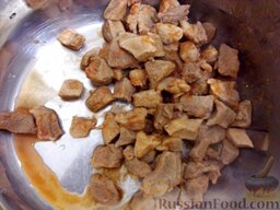 Рагу из свинины: Извлечь мясо из соуса в большую кастрюлю (емкостью литра 3).