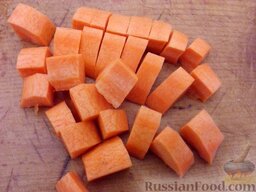 Рагу из свинины: Морковь вымыть, очистить, нарезать крупными квадратиками (2х2).