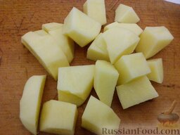 Рагу из свинины: Очистить и вымыть картофель, нарезать дольками или кубиками (крупно, также как  морковь и лук).