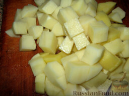 Cуп с брюссельской капустой: Картофель нарезать кубиками примерно 2х2 см. Добавить в суп.