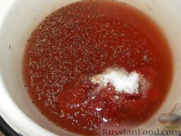 Котлеты из печени и риса: Если используется томатная паста, приготовить соус. Для этого долить 0,5 стакана воды, добавить щепотку соли и перца. Перемешать.