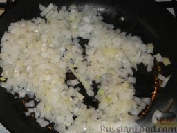 Котлеты из печени и риса: На сковороде разогреть 1 ст. ложку масла. Пассеровать лук, помешивая, на среднем огне до прозрачности (5-7 минут). Слегка охладить.