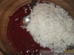 Котлеты из печени и риса: Печень пропустить через мясорубку, добавить припущенный рис. Перемешать.