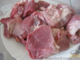 Беляши: Как приготовить беляши с мясом:    Мясо промыть и нарезать небольшими кусочками.