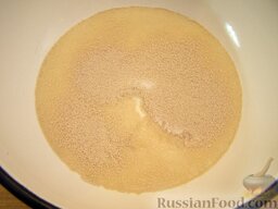 Шаньги с картофелем: Сначала надо приготовить дрожжевое тесто густой консистенции, для чего в теплой воде или молоке растворить дрожжи, соль, сахар.