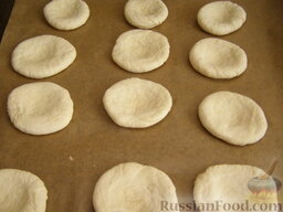 Шаньги с картофелем: Раскатать их в круглые лепешки и сделать в середине каждой лепешки углубление.