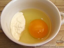 Шаньги с картофелем: Смешать яйцо и сметану. Слегка взбить.