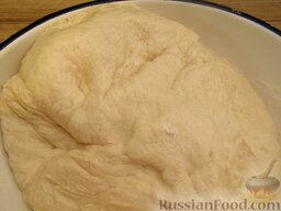 Шаньги с картофелем: Накрыть тесто, оставить на 3-4 часа для брожения в теплом месте, во время брожения тесто обминать каждый час.