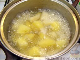 Шаньги с картофелем: Картофель очистить, вымыть, залить водой. Довести до кипения, посолить и варить под крышкой на слабом огне 25 минут.