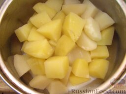Шаньги с картофелем: Затем воду слить. Добавить молоко и растереть картофель в пюре.