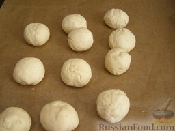 Шаньги с картофелем: Включить духовку для разогрева.    Из теста сформовать шарики.
