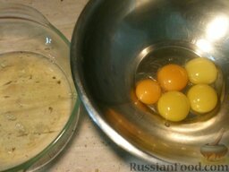 Бисквитный пирог с вареньем: Включить духовку.    Яичные белки отделить от желтков (белки до использования поставить в холодильник).