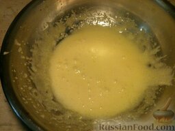 Бисквитный пирог с вареньем: Желтки хорошо растереть с сахаром (можно добавить ванильный сахар).