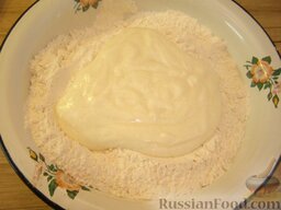 Сметанный пирог: Просеянную пшеничную муку смешать с солью и содой. Соединить сухие ингредиенты со сметаной.