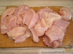 Курник: Курицу отделить от костей (если они есть), нарезать на кусочки весом 50-60 г.