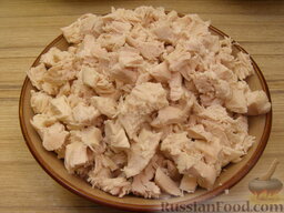 Курник: Готовое куриное мясо нарезают поперек волокон на ломтики толщиной 1 см и разбирают на небольшие кусочки.