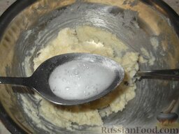Бабушкин пирог: Соду погасить в уксусе. Добавить растворенную в уксусе питьевую соду в тесто.