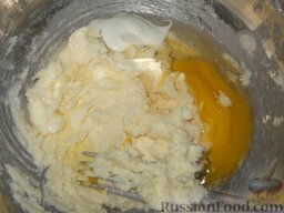 Бабушкин пирог: Добавить сметану или кефир, яйца.