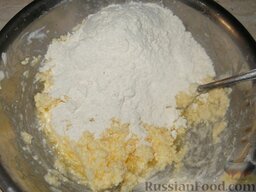 Бабушкин пирог: Просеять муку. В тесто добавить просеянную пшеничную муку, ее берут столько, чтобы массу можно было легко размять рукой - примерно 3 стакана.