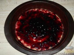 Бабушкин пирог: Смазать тонким слоем варенья (повидла, мармелада или джема).