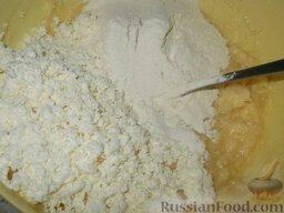 Кекс творожный: Муку просеять. В яичную смесь добавить протертый творог, просеянную пшеничную муку, соду.