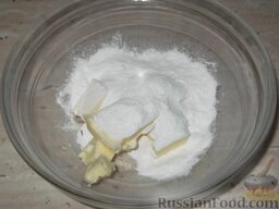 Пирожное «Картошка» из сухарей: Сливочное масло растереть с сахаром (пудрой) до однородности.