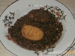 Пирожное «Картошка» из сухарей: Из полученного теста сформовать шарики или продолговатые 