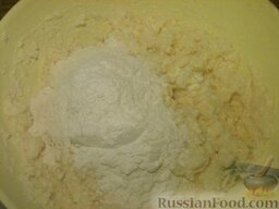 Печенье из творожного и воздушного теста: Просеять муку, всыпать просеянную пшеничную муку и замесить тесто.